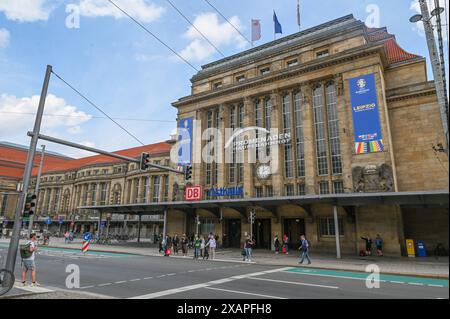 Fußball Europamesterschaft 2024 in Leipzig 07.06.2024 Leipzig, Red Bull Arena Im Foto : mehrere Fahnen am Hauptbahnhof Leipzig Promenaden Hauptbahnhof am Willy-Brandt-Platz weisen auf die EURO2024 im Sommer Hin. VOM 14. Juni bis zum 14. Juli findet die Fußball-Europameisterschaft 2024 in Deutschland Statt. Diese findet in zehn deutschen Städten statt, die Tausende fans sowie Fußball-Nationalmannschaften aus 23 weiteren Nationen willkommenheißen. Leipzig ist eine der zehn deutschen Städte, die austragungsort von Spielen sein wird. Leipzig Sachsen Deutschland *** Championnat d'Europe de football 20 Banque D'Images