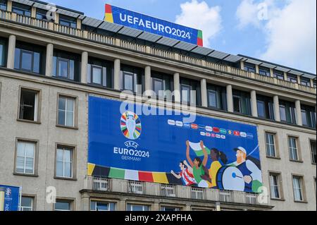 Fußball Europamesterschaft 2024 in Leipzig 07.06.2024 Leipzig, Red Bull Arena Im Foto : Mehrere Fahnen und Beklebungen der UEFA EURO 2024 an der Red Bull Arena, dem Zentralstadion, AM Sportforum in Leipzig. VOM 14. Juni bis zum 14. Juli findet die Fußball-Europameisterschaft 2024 in Deutschland Statt. Diese findet in zehn deutschen Städten statt, die Tausende fans sowie Fußball-Nationalmannschaften aus 23 weiteren Nationen willkommenheißen. Leipzig ist eine der zehn deutschen Städte, die austragungsort von Spielen sein wird. Leipzig Sachsen Deutschland *** Championnat d'Europe de football 2024 in Banque D'Images