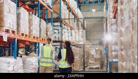 Logistique, femmes et retour en entrepôt avec inventaire, stock et prix pour la sécurité dans la chaîne d'approvisionnement ou le fret. Travail, personnel et contrôle de la qualité Banque D'Images