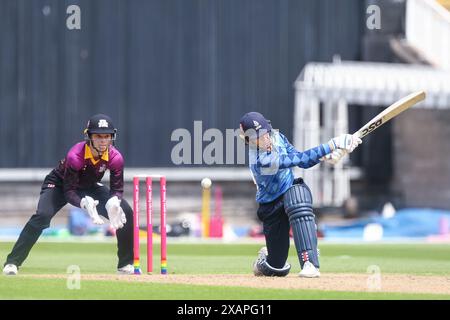 Birmingham, Royaume-Uni. 08 juin 2024. Erin Burns est attaquée par Hannah Baker lors du match de Charlotte Edwards Cup entre Central Sparks et Northern Diamonds à Edgbaston Cricket Ground, Birmingham, Angleterre, le 8 juin 2024. Photo de Stuart Leggett. Utilisation éditoriale uniquement, licence requise pour une utilisation commerciale. Aucune utilisation dans les Paris, les jeux ou les publications d'un club/ligue/joueur. Crédit : UK Sports pics Ltd/Alamy Live News Banque D'Images