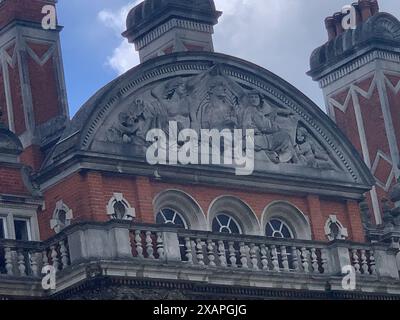 Royal Holloway à Egham, Surrey. Le Royal Holloway d'aujourd'hui est formé de deux collèges, fondés par deux pionniers sociaux, Elizabeth Jesser Reid et Thomas Holloway. Ils ont été parmi les premiers endroits en Grande-Bretagne où les femmes pouvaient accéder à l'enseignement supérieur. Bedford College, à Londres, a ouvert ses portes en 1849, et le magnifique Founder's Building du Royal Holloway College a été dévoilé par la reine Victoria en 1886 – il est toujours le point central du campus. En 1900, les collèges sont devenus une partie de l'Université de Londres et en 1985, ils ont fusionné pour former ce qui est maintenant connu sous le nom de Royal Holloway' Banque D'Images