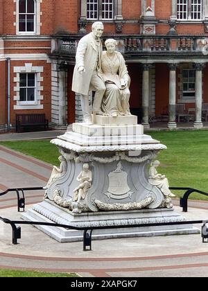 Royal Holloway à Egham, Surrey. Le Royal Holloway d'aujourd'hui est formé de deux collèges, fondés par deux pionniers sociaux, Elizabeth Jesser Reid et Thomas Holloway. Ils ont été parmi les premiers endroits en Grande-Bretagne où les femmes pouvaient accéder à l'enseignement supérieur. Bedford College, à Londres, a ouvert ses portes en 1849, et le magnifique Founder's Building du Royal Holloway College a été dévoilé par la reine Victoria en 1886 – il est toujours le point central du campus. En 1900, les collèges sont devenus une partie de l'Université de Londres et en 1985, ils ont fusionné pour former ce qui est maintenant connu sous le nom de Royal Holloway' Banque D'Images