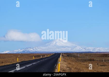 Ciel bleu et enneigé du volcan Hekla et vue de paysage de montagne en Islande Banque D'Images