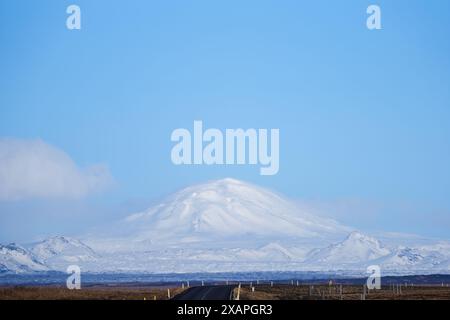 Ciel bleu et enneigé du volcan Hekla et vue de paysage de montagne en Islande Banque D'Images