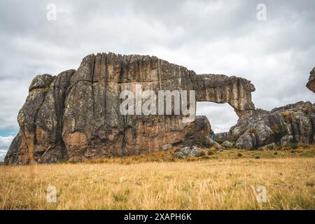 Une grande formation rocheuse avec un petit trou au milieu, voyageant à travers les andes péruviennes, mégalithique rocheuse. Forêt de pierres de Huayllay, Pérou. Banque D'Images