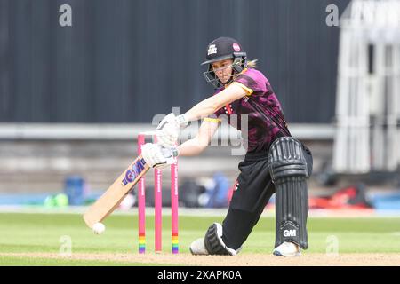 Birmingham, Royaume-Uni. 08 juin 2024. Amy Jones obtient la batte à balle lors du match de la Charlotte Edwards Cup entre Central Sparks et Northern Diamonds à Edgbaston Cricket Ground, Birmingham, Angleterre, le 8 juin 2024. Photo de Stuart Leggett. Utilisation éditoriale uniquement, licence requise pour une utilisation commerciale. Aucune utilisation dans les Paris, les jeux ou les publications d'un club/ligue/joueur. Crédit : UK Sports pics Ltd/Alamy Live News Banque D'Images