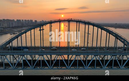 Nanchang. 23 janvier 2024. Une photo de drone prise le 23 janvier 2024 montre une vue du pont du fleuve Jiujiang Yangtze à Jiujiang, dans la province chinoise du Jiangxi. Ces dernières années, les provinces de la région centrale de la Chine se sont efforcées de construire un système de transport modernisé basé sur l'avantage géographique, la fondation industrielle et la dotation en ressources. Crédit : WAN Xiang/Xinhua/Alamy Live News Banque D'Images