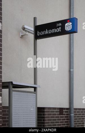 Poznan, Pologne - 04.14.2024 : panneau indiquant l'emplacement de PKO ATM Banque D'Images