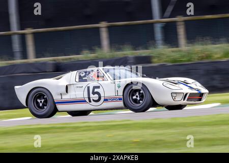 Michael Birch dans sa Ford GT40 1965 lors de la course Surtees Trophy lors de la 81e réunion des membres de Goodwood 2024, Sussex, Royaume-Uni. Banque D'Images