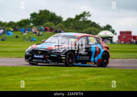 Chris Smiley 222 Restart Racing lors du BTCC au circuit de Thruxton, Andover, Royaume-Uni le 8 juin 2024. Photo de Chris Williams. Utilisation éditoriale uniquement, licence requise pour une utilisation commerciale. Aucune utilisation dans les Paris, les jeux ou les publications d'un club/ligue/joueur. Crédit : UK Sports pics Ltd/Alamy Live News Banque D'Images