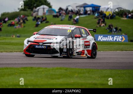 Andrew Watson 11 Toyota Gazoo Racing lors du BTCC sur le circuit de Thruxton, Andover, Royaume-Uni le 8 juin 2024. Photo de Chris Williams. Utilisation éditoriale uniquement, licence requise pour une utilisation commerciale. Aucune utilisation dans les Paris, les jeux ou les publications d'un club/ligue/joueur. Crédit : UK Sports pics Ltd/Alamy Live News Banque D'Images