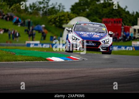 Ronan Pearson 14 Bristol Street Motors FP1 lors du BTCC sur le circuit de Thruxton, Andover, Royaume-Uni le 8 juin 2024. Photo de Chris Williams. Utilisation éditoriale uniquement, licence requise pour une utilisation commerciale. Aucune utilisation dans les Paris, les jeux ou les publications d'un club/ligue/joueur. Crédit : UK Sports pics Ltd/Alamy Live News Banque D'Images