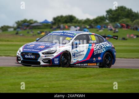 Tom Ingram 100 Excelr8 Motorsport FP1 lors du BTCC sur le circuit de Thruxton, Andover, Royaume-Uni le 8 juin 2024. Photo de Chris Williams. Utilisation éditoriale uniquement, licence requise pour une utilisation commerciale. Aucune utilisation dans les Paris, les jeux ou les publications d'un club/ligue/joueur. Crédit : UK Sports pics Ltd/Alamy Live News Banque D'Images