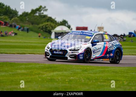 Tom Ingram 100 Excelr8 Motorsport - lors du BTCC sur le circuit de Thruxton, Andover, Royaume-Uni le 8 juin 2024. Photo de Chris Williams. Utilisation éditoriale uniquement, licence requise pour une utilisation commerciale. Aucune utilisation dans les Paris, les jeux ou les publications d'un club/ligue/joueur. Crédit : UK Sports pics Ltd/Alamy Live News Banque D'Images