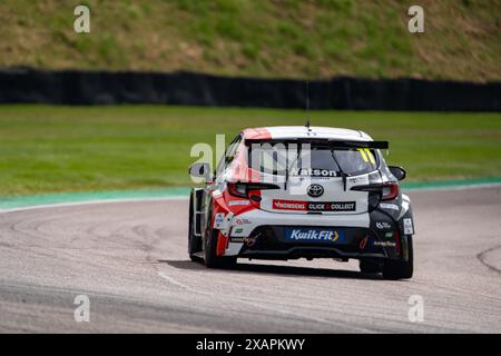 Andrew Watson 11 Toyota Gazoo Racing FP1 lors du BTCC sur le circuit de Thruxton, Andover, Royaume-Uni le 8 juin 2024. Photo de Chris Williams. Utilisation éditoriale uniquement, licence requise pour une utilisation commerciale. Aucune utilisation dans les Paris, les jeux ou les publications d'un club/ligue/joueur. Crédit : UK Sports pics Ltd/Alamy Live News Banque D'Images