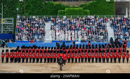 Londres, Royaume-Uni. 8 juin 2024. La revue du colonel prise par le lieutenant-général James Bucknall, KCB, CBE la dernière revue étiquetée avant Trooping the Colour le 15 juin. Compagnie numéro 9, Irish Guards Troop leurs couleurs. Crédit : Guy Bell/Alamy Live News Banque D'Images