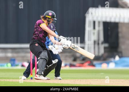 Birmingham, Royaume-Uni. 08 juin 2024. Eve Jones en action lors de la Charlotte Edwards Cup match entre Central Sparks et Northern Diamonds à Edgbaston Cricket Ground, Birmingham, Angleterre, le 8 juin 2024. Photo de Stuart Leggett. Utilisation éditoriale uniquement, licence requise pour une utilisation commerciale. Aucune utilisation dans les Paris, les jeux ou les publications d'un club/ligue/joueur. Crédit : UK Sports pics Ltd/Alamy Live News Banque D'Images