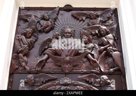 Non exclusif : DNIPRO, UKRAINE - 30 MAI 2024 - Un bas-relief religieux est photographié à Dnipro, dans le centre-est de l'Ukraine. Banque D'Images