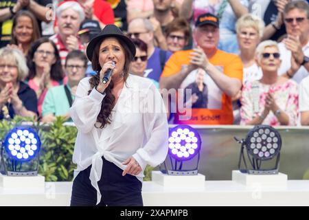 Mayence Saengerin Daniela Alfinito beim ZDF-Fernsehgarten AM 26.05.2024 à Mayence *** Mayence chanteuse Daniela Alfinito à la ZDF Fernsehgarten le 26 05 2024 à Mayence Copyright : xEibner-Pressefoto/GerhardxWingenderx EP GWR Banque D'Images