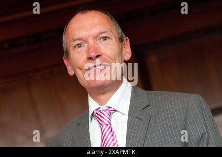 John Griffiths MS, Ministre de l'environnement et du développement durable du gouvernement gallois, s'exprimant lors de la Conférence annuelle des membres de Cynnal Cymru / Sustain Wales, The Royal Hotel, Cardiff, mercredi 13/7/11. Banque D'Images