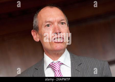 John Griffiths MS, Ministre de l'environnement et du développement durable du gouvernement gallois, s'exprimant lors de la Conférence annuelle des membres de Cynnal Cymru / Sustain Wales, The Royal Hotel, Cardiff, mercredi 13/7/11. Banque D'Images