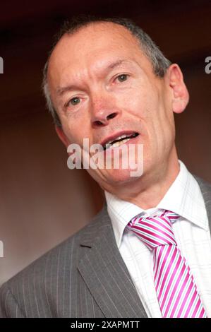 John Griffiths MS, Ministre de l'environnement et du développement durable du gouvernement gallois, s'exprimant lors de la Conférence annuelle des membres de Cynnal Cymru / Sustain Wales, The Royal Hotel, Cardiff, mercredi 13/7/11. Banque D'Images