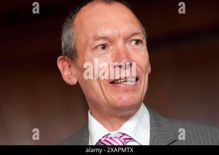 John Griffiths MS, Ministre de l'environnement et du développement durable du gouvernement gallois, s'exprimant lors de la Conférence annuelle des membres de Cynnal Cymru / Sustain Wales, The Royal Hotel, Cardiff, mercredi 13/7/11. Banque D'Images