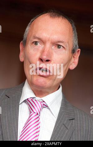 John Griffiths MS, Ministre de l'environnement et du développement durable du gouvernement gallois, s'exprimant lors de la Conférence annuelle des membres de Cynnal Cymru / Sustain Wales, The Royal Hotel, Cardiff, mercredi 13/7/11. Banque D'Images