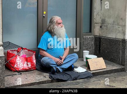 8 juin 2024, New York City, New York, États-Unis : Times Square est le carrefour commercial principal, destination touristique et centre de divertissement à New York. Les gens en grand visitent Time Square pour leur style de vie, loisirs, tourisme, shopping, hôtellerie, historique etc Mendiants et dunked sont partout dans le monde, peu importe la richesse ou la pauvreté d'un pays, dérangeant les navetteurs avec leur comportement et leur odeur désagréable. Un mendiant à Times Square. (Crédit image : © Seshadri Sukumar/ZUMA Press Wire) USAGE ÉDITORIAL SEULEMENT! Non destiné à UN USAGE commercial ! Banque D'Images