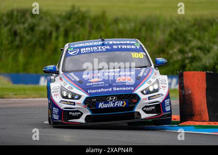 Tom Ingram 100 Excelr8 Motorsport FP2 lors du BTCC sur le circuit de Thruxton, Andover, Royaume-Uni le 8 juin 2024. Photo de Chris Williams. Utilisation éditoriale uniquement, licence requise pour une utilisation commerciale. Aucune utilisation dans les Paris, les jeux ou les publications d'un club/ligue/joueur. Crédit : UK Sports pics Ltd/Alamy Live News Banque D'Images