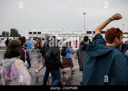 Porto, Portugal. 07 juin 2024. Festivaliers à l'entrée le 2ème jour du Festival de musique Primavera Sound qui se tient au parc de la ville de Porto Portugal le 7 juin 2024. Le mauvais temps force l'annulation des concerts au Primavera Sound Porto 2024. Porto est en alerte jaune en raison de la météo. Vendredi et samedi en avant-première pour avoir vent fort et pluie sur toute la côte nord. L'organisation retarde et annule certains concerts sur la scène Super Bock. Crédit : SOPA images Limited/Alamy Live News Banque D'Images