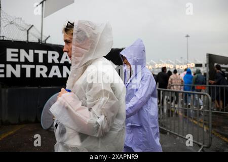 Porto, Portugal. 07 juin 2024. Festivaliers à l'entrée le 2ème jour du Festival de musique Primavera Sound qui se tient au parc de la ville de Porto Portugal le 7 juin 2024. Le mauvais temps force l'annulation des concerts au Primavera Sound Porto 2024. Porto est en alerte jaune en raison de la météo. Vendredi et samedi en avant-première pour avoir vent fort et pluie sur toute la côte nord. L'organisation retarde et annule certains concerts sur la scène Super Bock. Crédit : SOPA images Limited/Alamy Live News Banque D'Images