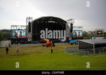 Porto, Portugal. 07 juin 2024. Certains concerts ont été retardés ou annulés en raison de la météo. Toute la côte nord est en alerte jaune vendredi et samedi 7 juin 2024. Le montage insatisfaisant de la scène Vodafone, avec un risque d’effondrement partiel dû à un excès de poids, a été la raison pour laquelle la deuxième plus grande structure de performance à Primavera Sound Porto 2024, qui compte trois autres étages, a été inopérante tout au long de vendredi. Crédit : SOPA images Limited/Alamy Live News Banque D'Images