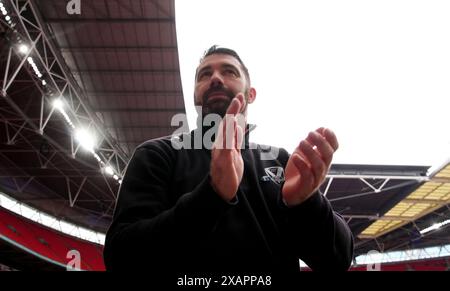 Matty Smith, entraîneur-chef de St Helens, célèbre la finale de la Betfred Women's Challenge Cup au stade de Wembley, à Londres. Date de la photo : samedi 8 juin 2024. Banque D'Images