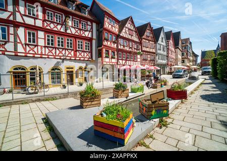 Die historische Altstadt von Ochsenfurt in Unterfranken am main Die historische Altstadt von Ochsenfurt in Unterfranken am main mit malerischen Gebäuden innerhalb der Stadtmauer Ochsenfurt Bayern Deutschland *** la vieille ville historique d'Ochsenfurt en basse-Franconie sur le main la vieille ville historique d'Ochsenfurt en basse-Franconie sur le main avec des bâtiments pittoresques dans les murs de la ville Ochsenfurt Bavière Allemagne Banque D'Images