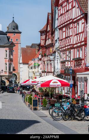 Die historische Altstadt von Ochsenfurt in Unterfranken am main Die historische Altstadt von Ochsenfurt in Unterfranken am main mit malerischen Gebäuden innerhalb der Stadtmauer Ochsenfurt Bayern Deutschland *** la vieille ville historique d'Ochsenfurt en basse-Franconie sur le main la vieille ville historique d'Ochsenfurt en basse-Franconie sur le main avec des bâtiments pittoresques dans les murs de la ville Ochsenfurt Bavière Allemagne Banque D'Images