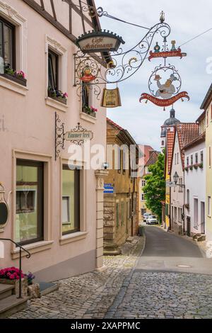 Die historische Altstadt von Dettelbach am main in Unterfranken Die historische Altstadt von Dettelbach am main in Unterfranken mit malerischen Gebäuden innerhalb der Stadtmauer Dettelbach Bayern Deutschland *** la vieille ville historique de Dettelbach am main en basse-Franconie vieille ville historique de Dettelbach am main en basse-Franconie avec des bâtiments pittoresques dans les murs de la ville Dettelbach Bavière Allemagne Banque D'Images