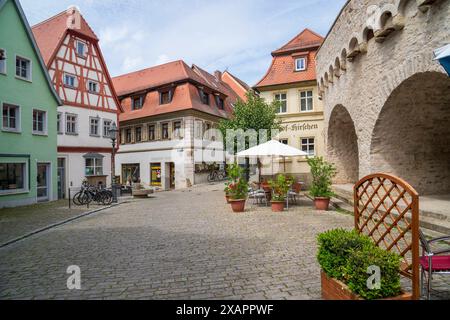 Die historische Altstadt von Dettelbach am main in Unterfranken Die historische Altstadt von Dettelbach am main in Unterfranken mit malerischen Gebäuden innerhalb der Stadtmauer Dettelbach Bayern Deutschland *** la vieille ville historique de Dettelbach am main en basse-Franconie vieille ville historique de Dettelbach am main en basse-Franconie avec des bâtiments pittoresques dans les murs de la ville Dettelbach Bavière Allemagne Banque D'Images