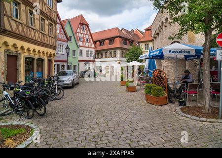 Die historische Altstadt von Dettelbach am main in Unterfranken Die historische Altstadt von Dettelbach am main in Unterfranken mit malerischen Gebäuden innerhalb der Stadtmauer Dettelbach Bayern Deutschland *** la vieille ville historique de Dettelbach am main en basse-Franconie vieille ville historique de Dettelbach am main en basse-Franconie avec des bâtiments pittoresques dans les murs de la ville Dettelbach Bavière Allemagne Banque D'Images