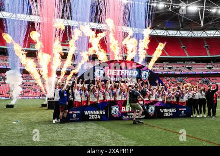 Londres, Royaume-Uni. 08 juin 2024. St Helens lève le trophée après le match final de la Betfred Women's Challenge Cup Leeds Rhinos vs St Helens au stade de Wembley, Londres, Royaume-Uni, le 8 juin 2024 (photo par Izzy Poles/News images) à Londres, Royaume-Uni le 6/8/2024. (Photo par Izzy Poles/News images/SIPA USA) crédit : SIPA USA/Alamy Live News Banque D'Images