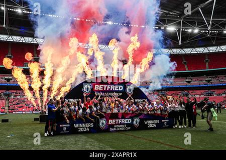 Londres, Royaume-Uni. 08 juin 2024. St Helens lève le trophée après le match final de la Betfred Women's Challenge Cup Leeds Rhinos vs St Helens au stade de Wembley, Londres, Royaume-Uni, le 8 juin 2024 (photo par Izzy Poles/News images) à Londres, Royaume-Uni le 6/8/2024. (Photo par Izzy Poles/News images/SIPA USA) crédit : SIPA USA/Alamy Live News Banque D'Images