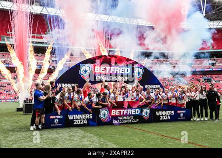 Londres, Royaume-Uni. 08 juin 2024. St Helens lève le trophée après le match final de la Betfred Women's Challenge Cup Leeds Rhinos vs St Helens au stade de Wembley, Londres, Royaume-Uni, le 8 juin 2024 (photo par Izzy Poles/News images) à Londres, Royaume-Uni le 6/8/2024. (Photo par Izzy Poles/News images/SIPA USA) crédit : SIPA USA/Alamy Live News Banque D'Images