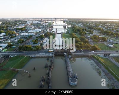 AArial vue du canal industriel dans le 9e arrondissement historique de la Nouvelle-Orléans, mettant en valeur les ponts de l'avenue Claude, de l'avenue Claiborne et de l'avenue Florida. Banque D'Images