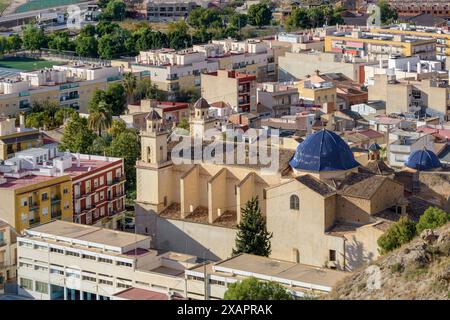 Vue aérienne du Sanctuaire de notre-Dame de Monserrate depuis le Centre d'enseignement privé du Séminaire diocésain San Miguel dans la ville d'Orihuela, Alicante Banque D'Images