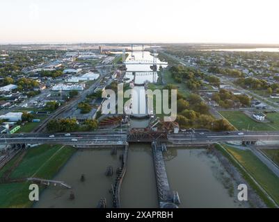 AArial vue du canal industriel dans le 9e arrondissement historique de la Nouvelle-Orléans, mettant en valeur les ponts de l'avenue Claude, de l'avenue Claiborne et de l'avenue Florida. Banque D'Images