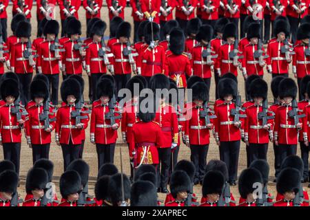 Horse Guards Parade Londres, Royaume-Uni. 8 juin 2024. La revue du colonel du Trooping of the Colour pour la parade d’anniversaire du roi a lieu. Cette répétition officielle de la parade de cérémonie d'État est la dernière revue officielle en uniforme complet des troupes et des chevaux avant de défiler pour la parade officielle d'anniversaire de SM le Roi le 15 juin. Les soldats sont inspectés par le lieutenant-général Sir James Bucknall KCB CBE qui reçoit le salut, en remplacement de Catherine, princesse de Galles. Crédit : Malcolm Park/Alamy Live News Banque D'Images