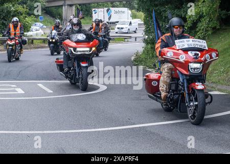 Station-service de Knutsford (Nord), Knutsford, Royaume-Uni. 8 juin 2024. Des milliers de motards, dont beaucoup vêtus de chemises hawaïennes, s'arrêtent à la zone de service de Knutsford sur leur chemin de Londres à Barrow in Furness en mémoire de Dave Myers, le motard ludique. Credit Mark Lear / Alamy Live News Banque D'Images