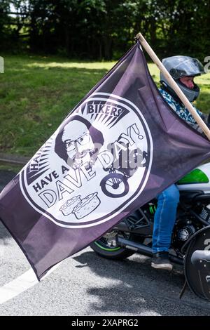 Station-service de Knutsford (Nord), Knutsford, Royaume-Uni. 8 juin 2024. Des milliers de motards, dont beaucoup vêtus de chemises hawaïennes, s'arrêtent à la zone de service de Knutsford sur leur chemin de Londres à Barrow in Furness en mémoire de Dave Myers, le motard ludique. Credit Mark Lear / Alamy Live News Banque D'Images