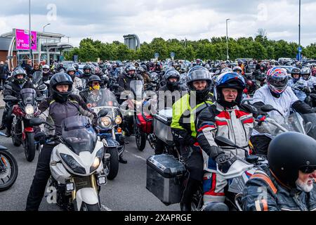 Station-service de Knutsford (Nord), Knutsford, Royaume-Uni. 8 juin 2024. Des milliers de motards, dont beaucoup vêtus de chemises hawaïennes, s'arrêtent à la zone de service de Knutsford sur leur chemin de Londres à Barrow in Furness en mémoire de Dave Myers, le motard ludique. Credit Mark Lear / Alamy Live News Banque D'Images