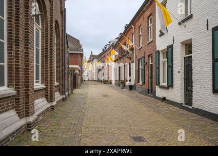 Vue sur la rue historique de Begijnenhofstraat dans la ville de Sittard province de Limbourg, Pays-Bas. Banque D'Images